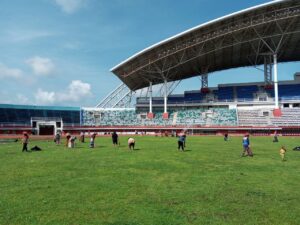 Ratusan jemaah LSN bersih-bersih lapangan JSG. (Foto: Istimewa)