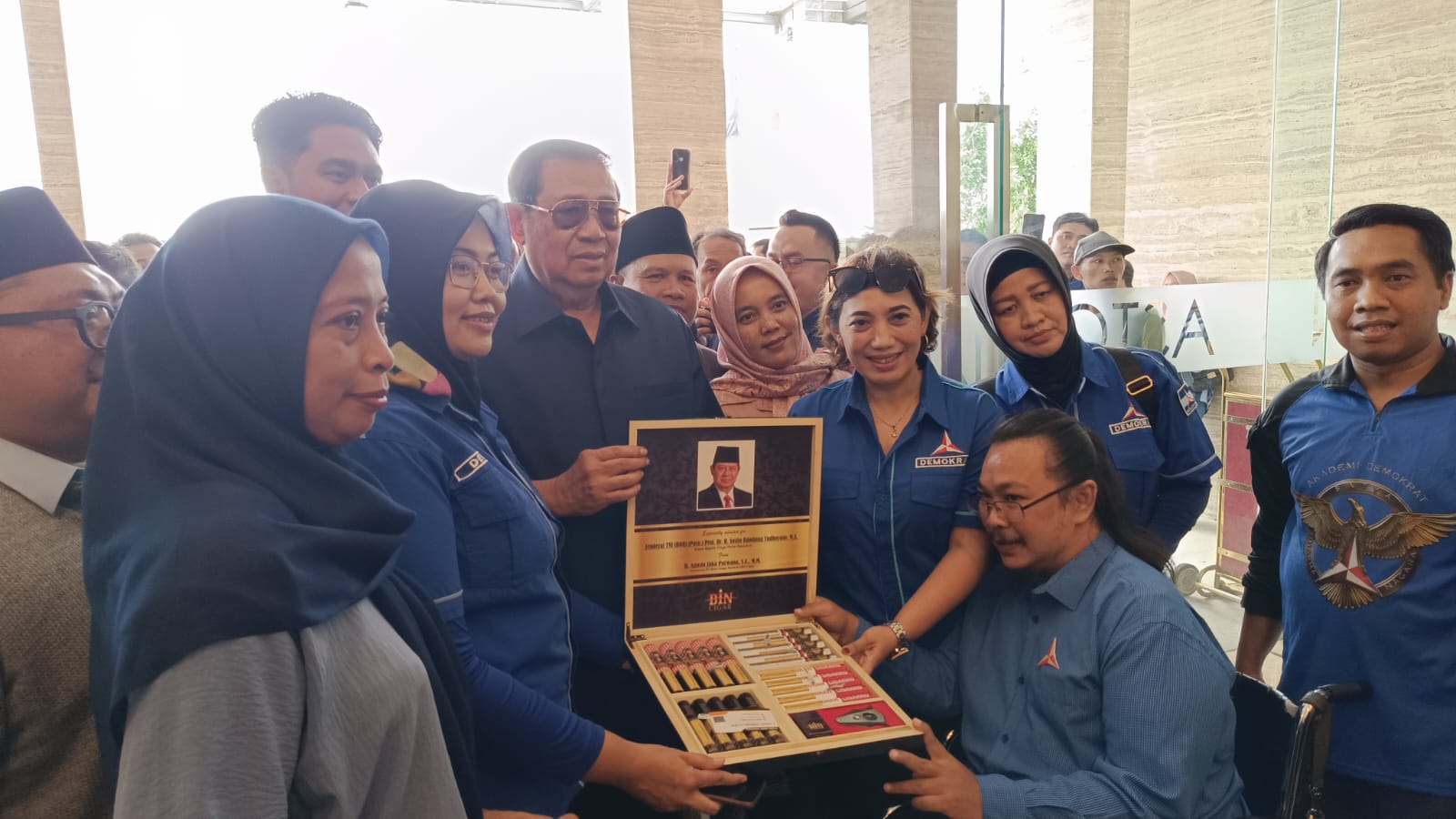 SBY menerima hadiah cerutu DPC Partai Demokrat Jember. (Foto: Ambang)