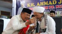 Bupati Jember menyuapi KH Ahmad Jauhari di hari ulang tahunnya ke-99, Minggu (28/1/2024), malam. (Foto: Diskominfo Jember for Jurnalbangsa.com)