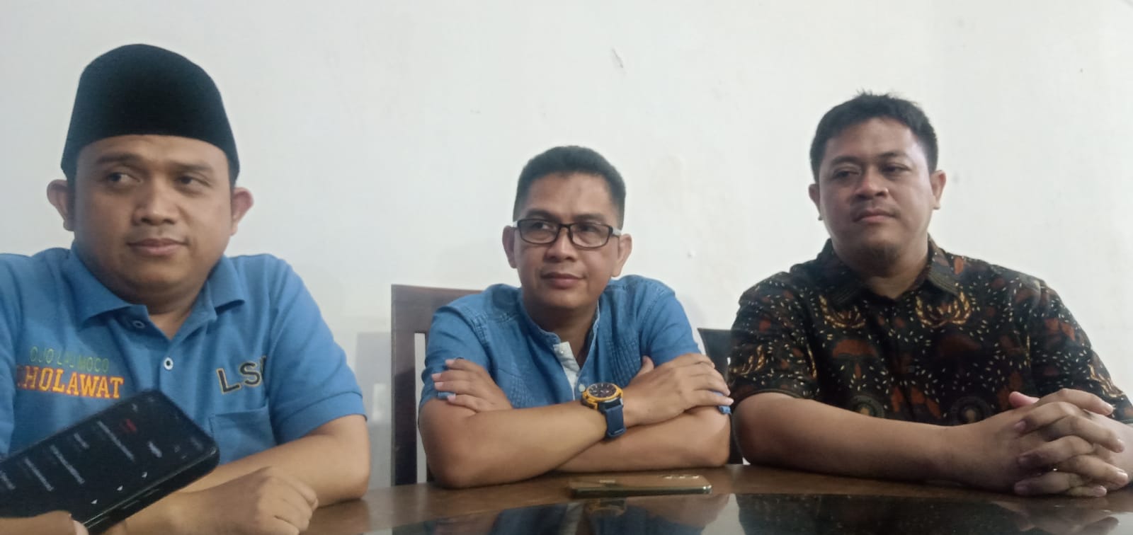 Dari kiri, Ketua Panitia Apel Sholawat Kebangsaan, Abdullah Waid; juru bicara; Dima Akhyar, dan mantan komisioner Bawaslu Lumajang sekaligus anggota LSN, Akhmad Mujaddid. (Foto: Istimewa)
