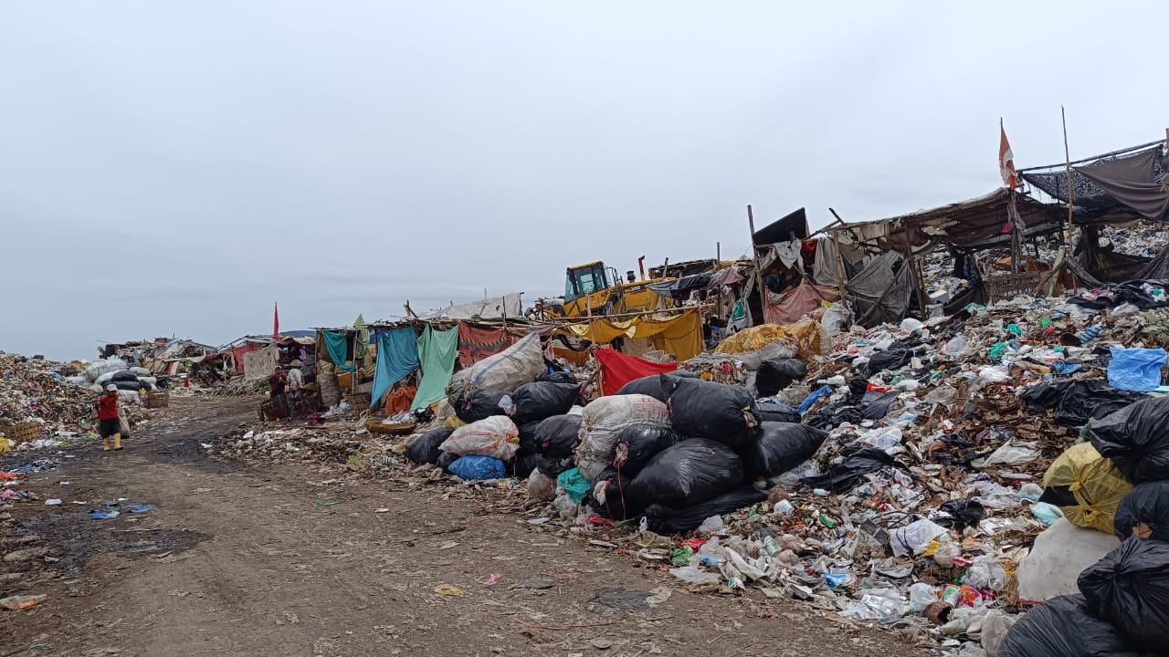 Tumpukan sampah di TPA Pakusari. (Foto: Ambang/Jurnalbangsa.com)