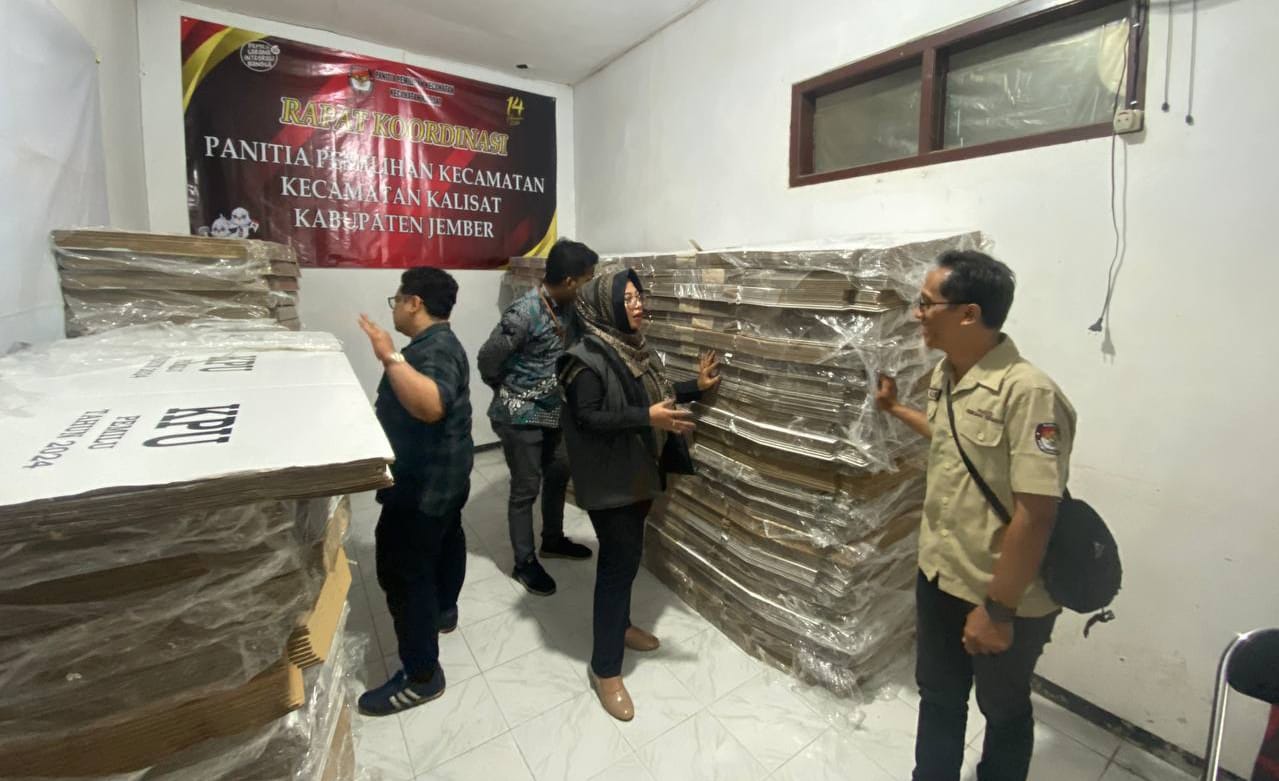 Bawaslu Jember mengecek gudang penyimpanan bilik suara di Kecamatan Kalisat. (Foto: Bawaslu Jember for Jurnalbangsa.com)