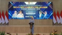 Ketua DPC IWAPI Jember, Kasih Fajarini, menyampaikan sambutannya dalam kegiatan Pelantikan Pengurus DPC IWAPI Jember Periode 2023 - 2028. (Foto: Zainul Hasan)