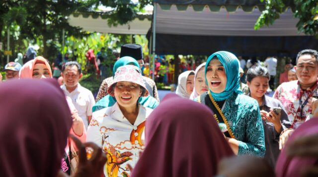 Menteri PPPA RI, Bintang Puspayoga, dalam kegiatan pengukuhan Bunda PAUD se-Kecamatan Ledokombo, Rabu (21/2/2024). (Foto: Diskominfo Jember)
