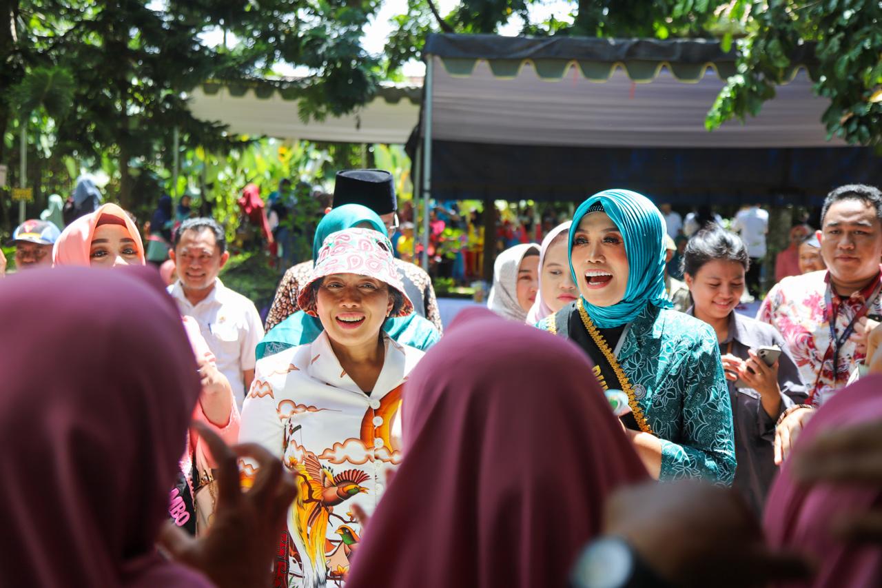 Menteri PPPA RI, Bintang Puspayoga, dalam kegiatan pengukuhan Bunda PAUD se-Kecamatan Ledokombo, Rabu (21/2/2024). (Foto: Diskominfo Jember)