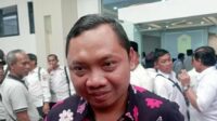 Ketua KPU Jember, Muhammad Syai'in, diwawancarai awak media. (Foto: Ambang)