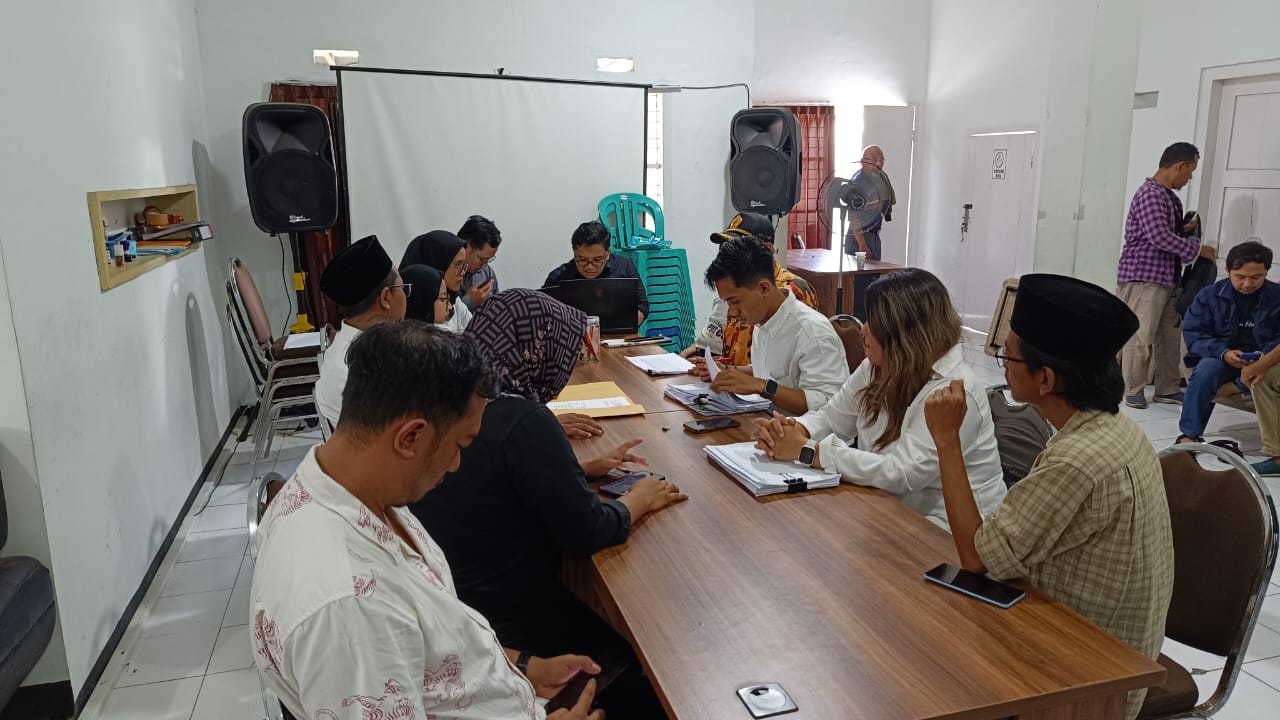 Tim pemenangan Caleg DPR RI Partai Golkar nomor urut 1, melaporkan dugaan penggelembungan suara ke Bawaslu Jember. (Foto: Ambang)