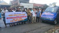 Aliansi Masyarakat Peduli Demokrasi asal Kecamatan Rambipuji dan Panti saat mendatangi Kantor KPU Jember. (Foto: Zainul Hasan)