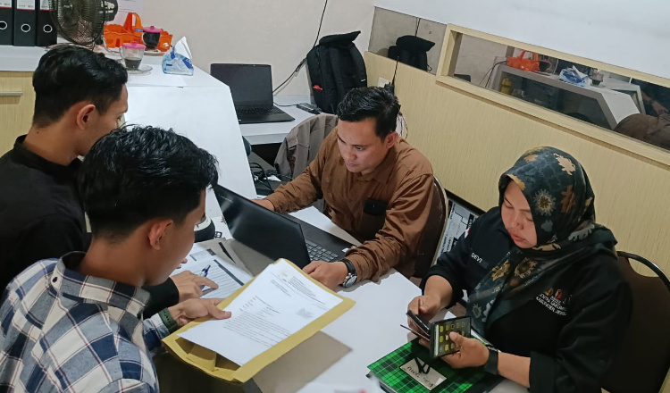 Moch Fachrur Roziq dan Rizal Budiansyah menyampaikan dugaan mark up suara Caleg DPRD Kabupaten/Kota nomor urut 1, kepada Bawaslu Jember. (Foto: Abdus Syakur)
