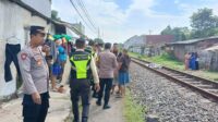 Jenazah korban saat Tergeletak di rel kereta api di Lingkungan Krajan, Kelurahan Patrang, Kecamatan Patrang, Jember. (Foto: Ambang)