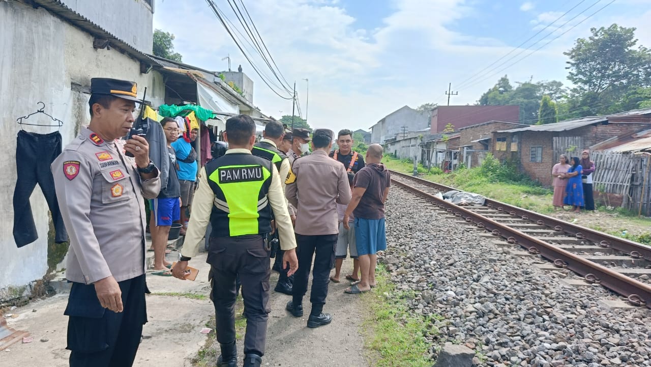 Jenazah korban saat Tergeletak di rel kereta api di Lingkungan Krajan, Kelurahan Patrang, Kecamatan Patrang, Jember. (Foto: Ambang)