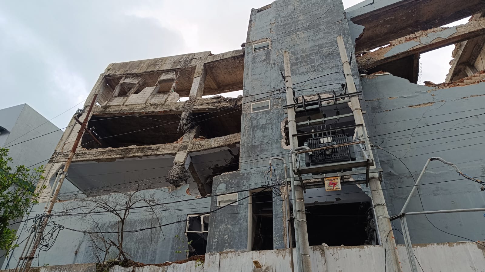 salah satu bangunan ruko terbengkalai di Jl. WR Supratman, Kelurahan Kepatihan, Kaliwates. (Foto: Ambang)