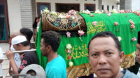 Jemazah Nenek Muslikah hendak dikebumikan. (Foto: Abdus Syakur)