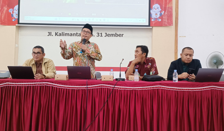 Sekretaris Tim Pansel KPU Jatim II, Muhammad Noor Harisudin, menyampaikan materi seleksi pendaftaran anggota KPU provinsi dan kabupaten/kota di Aula Kantor KPU Jember, Jumat (8/3/2024).