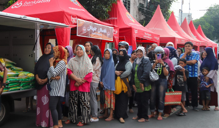 Warga mengantre untuk membeli Sembako murah di Pasar Ramadan. (Foto: Diskominfo Jember)