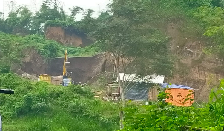 Tambang Galian C Ilegal di Desa Sukokerto kembali beroperasi, Senin (18/3/2024). (Foto: Zainul Hasan)