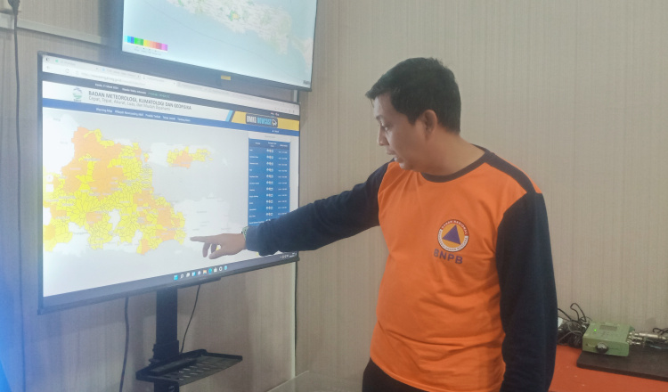 Wakil Manajer Pusdalops PB BPBD Jember, Penta Satria, melakukan pemantauan bencana di ruang Pusdalops BPBD Jember. (Foto: Zainul Hasan)