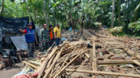 BPBD Jember meninjau lokasi salah satu rumah yang terdampak angin kencang di Kecamatan Ledokombo dan Sukowono. (Foto: Media Center BPBD Jember)