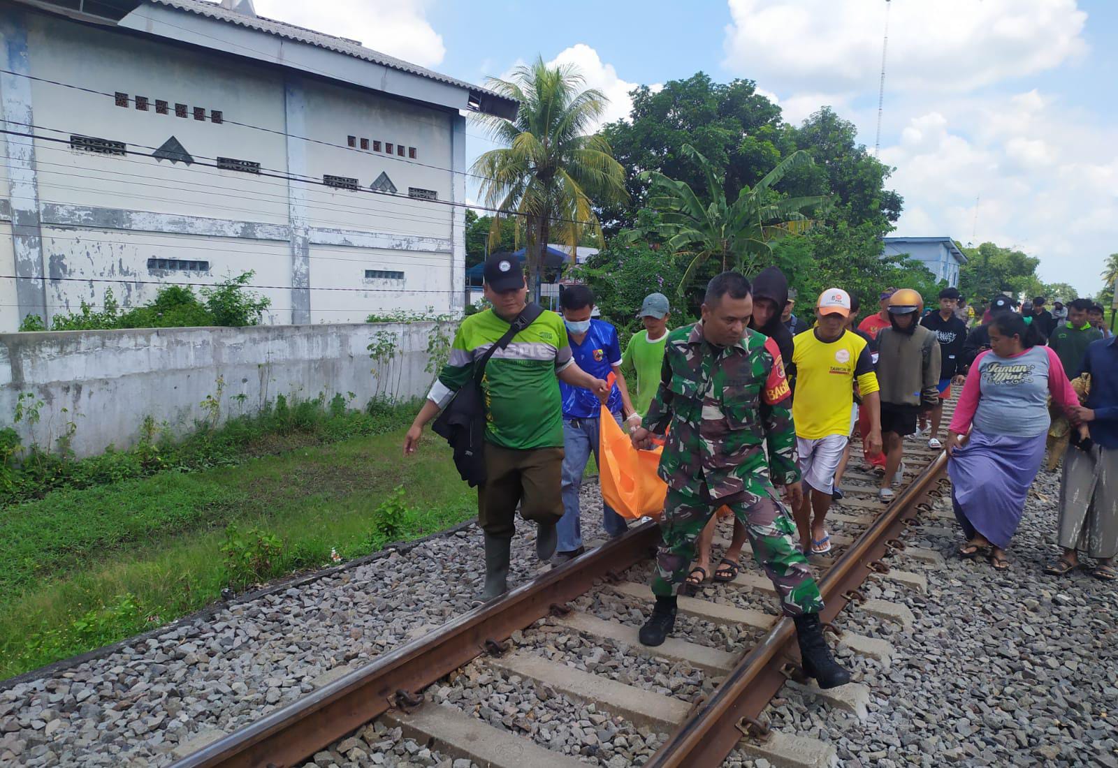 Jasad korban saat dievakuasi menuju ke RS dr. Soebandi Jember (Foto: Ambang HL)
