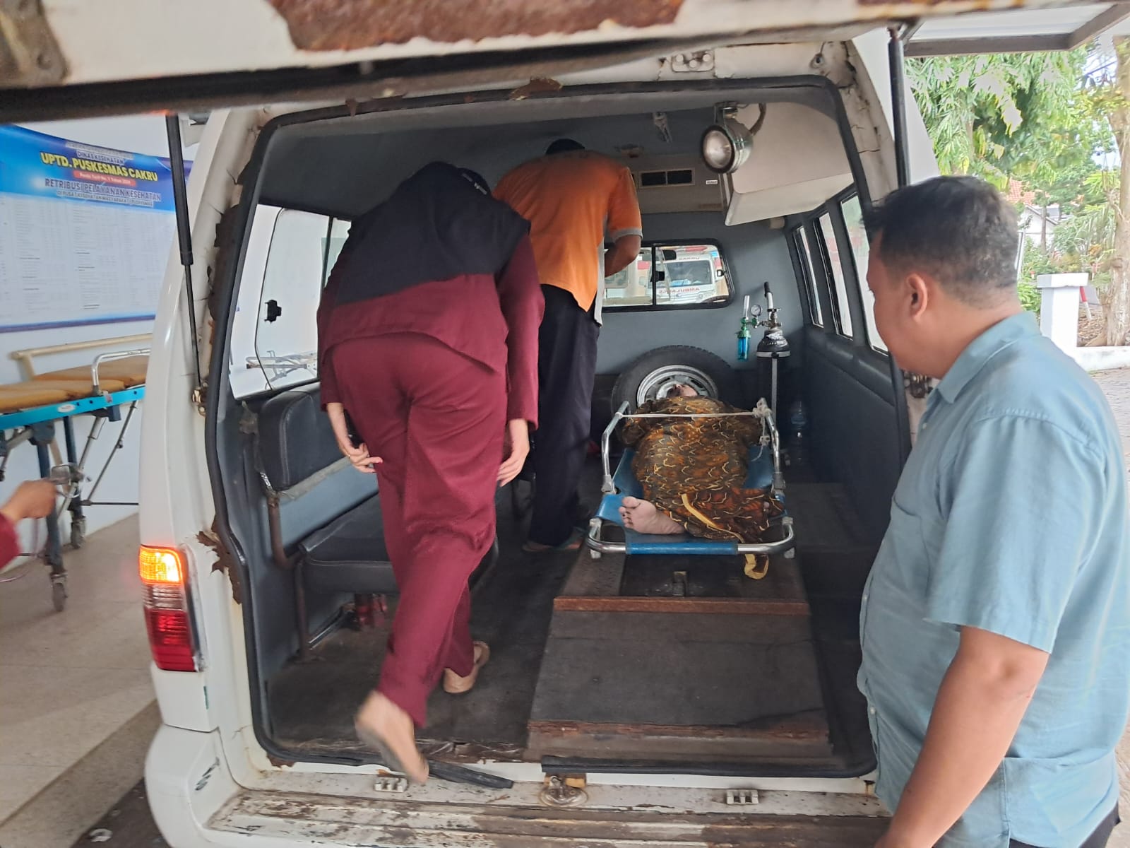 Korban meninggal saat telah dimasukkan ke dalam Ambulance untuk dibawa ke Puskesmas Cakru. (Foto: Ambang)