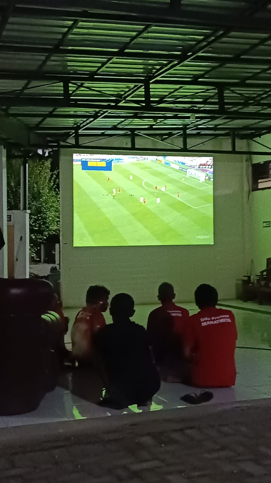 Belasan ODGJ Nobar Timnas Indonesia vs Uzbekistan. (Foto: Ambang)