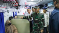 Menhub RI, Kapolri, dan Panglima TNI, memantau langsung pelayanan mudik di Stasiun Pasar Senen, Sabtu (6/4/2024). (Foto: Ambang)