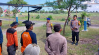 Petugas gabungan menggelar Apel Pagi di halaman Pos Pantau Wisata Pantai Paseban, Jumat (12/4/2024). (Foto: Istimewa)