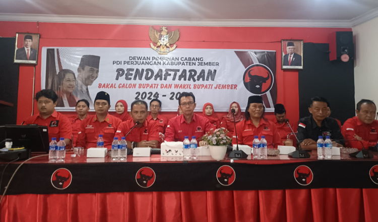 Konferensi pers DPC PDI Perjuangan perihal pendaftaran bakal Cabup - Cawabup pada Pilkada 2024. (Foto: Abdus Syakur)