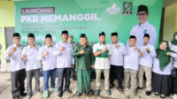 Petahana Hendy Siswanto foto bersama pengurus DPC PKB Jember. (Foto: Zainul Hasan)