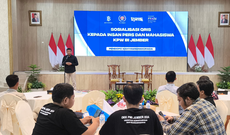 Deputi Kepala Perwakilan BI Jember menyampaikan sambutan dalam kegiatan Sosialisasi QRIS di Pendapa Wahyawibawagraha. (Foto: Zainul Hasan)