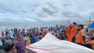 Para relawan mengimbau wisatawan untuk tidak mandi di Pantai Paseban. (Foto: Pusdalops PB BPBD Jember)
