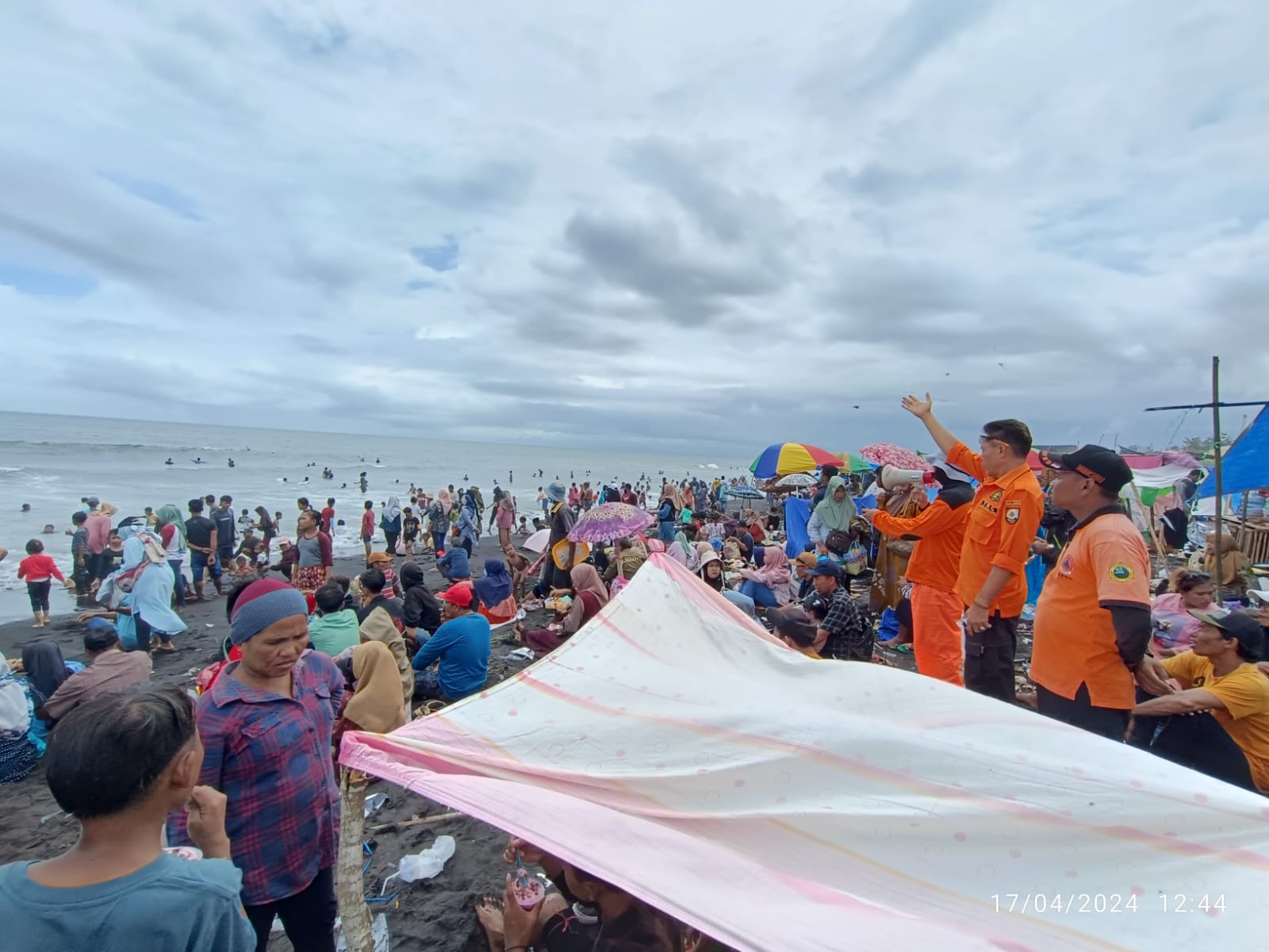 Para relawan mengimbau wisatawan untuk tidak mandi di Pantai Paseban. (Foto: Pusdalops PB BPBD Jember)