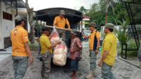 Satpol PP membawa Kakek Ady ke Dinas Sosial Jember. (Foto: Istimewa)