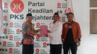 Achmad Sudiono menyerahkan berkas pendaftaran kepada Ketua DPD PKS Jember. (Foto: Abdus Syakur)