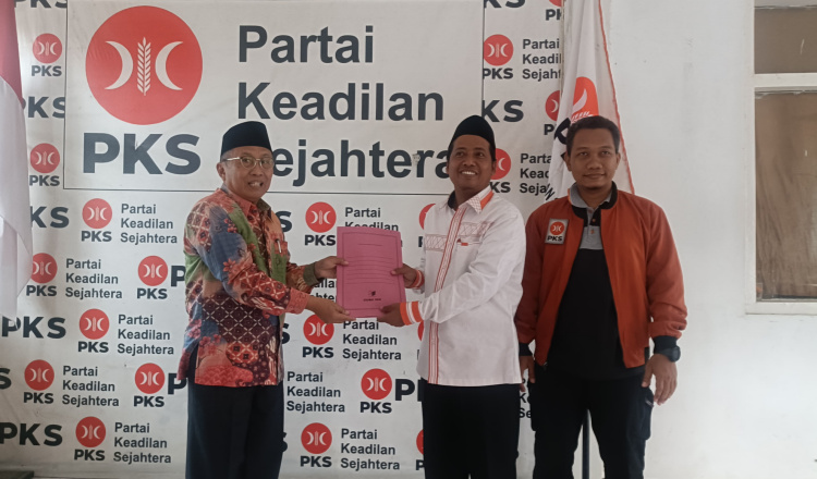 Achmad Sudiono menyerahkan berkas pendaftaran kepada Ketua DPD PKS Jember. (Foto: Abdus Syakur)
