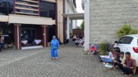 Pendaftar PPDB di SMKN 3 Jember sedang mengantre. (Foto: istimewa)