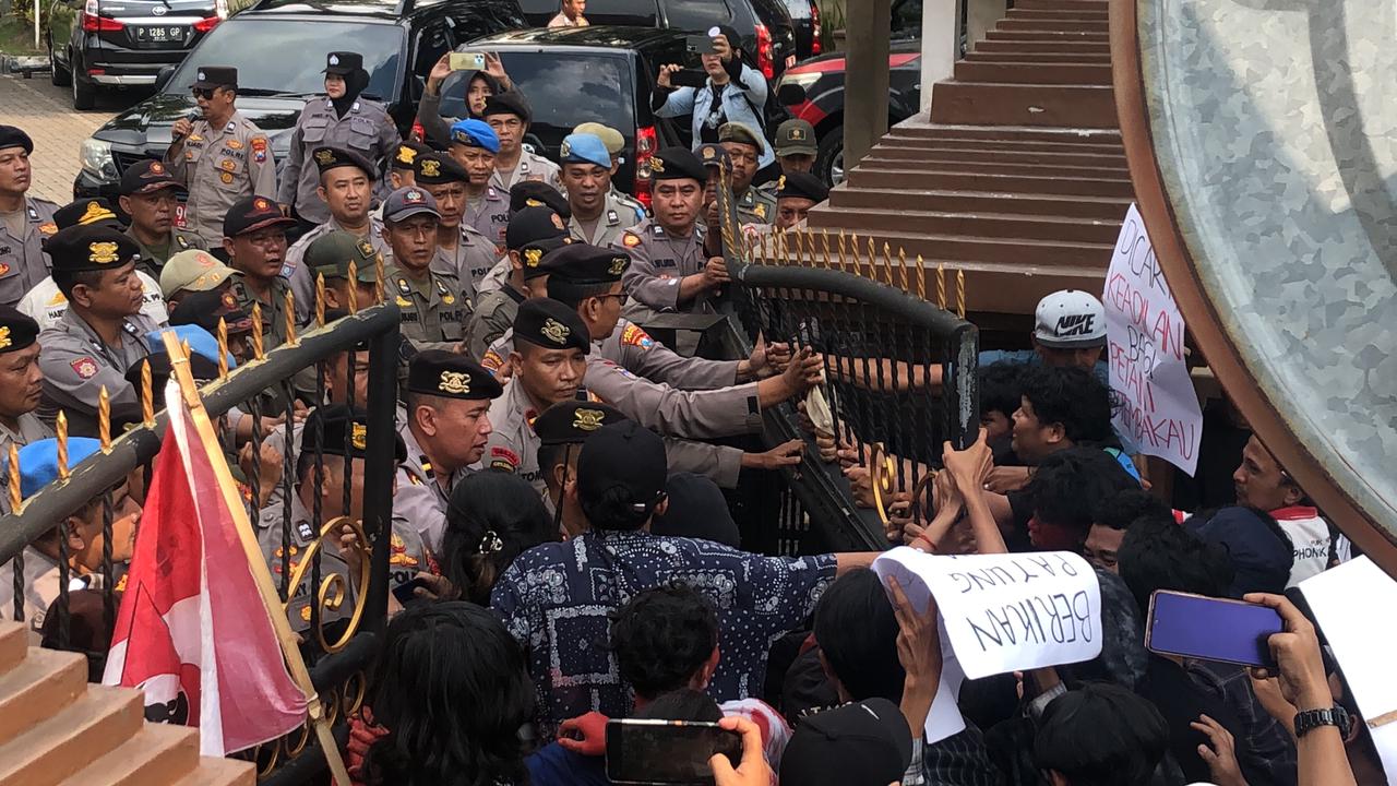Massa GMNI memaksa masuk ke gedung DPRD Jember. (Foto: Istimewa)