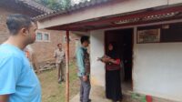 Dinsos dan Kades Suger Kidul saat kunjungi rumah nenek Asmina. (Foto: Ambang/Jurnalbangsa.com)