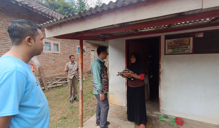Dinsos dan Kades Suger Kidul saat kunjungi rumah nenek Asmina. (Foto: Ambang/Jurnalbangsa.com)
