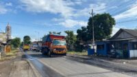 Truk besar melintas di Jalan Provinsi penghubung Jember - Lumajang. (Foto: Istimewa)