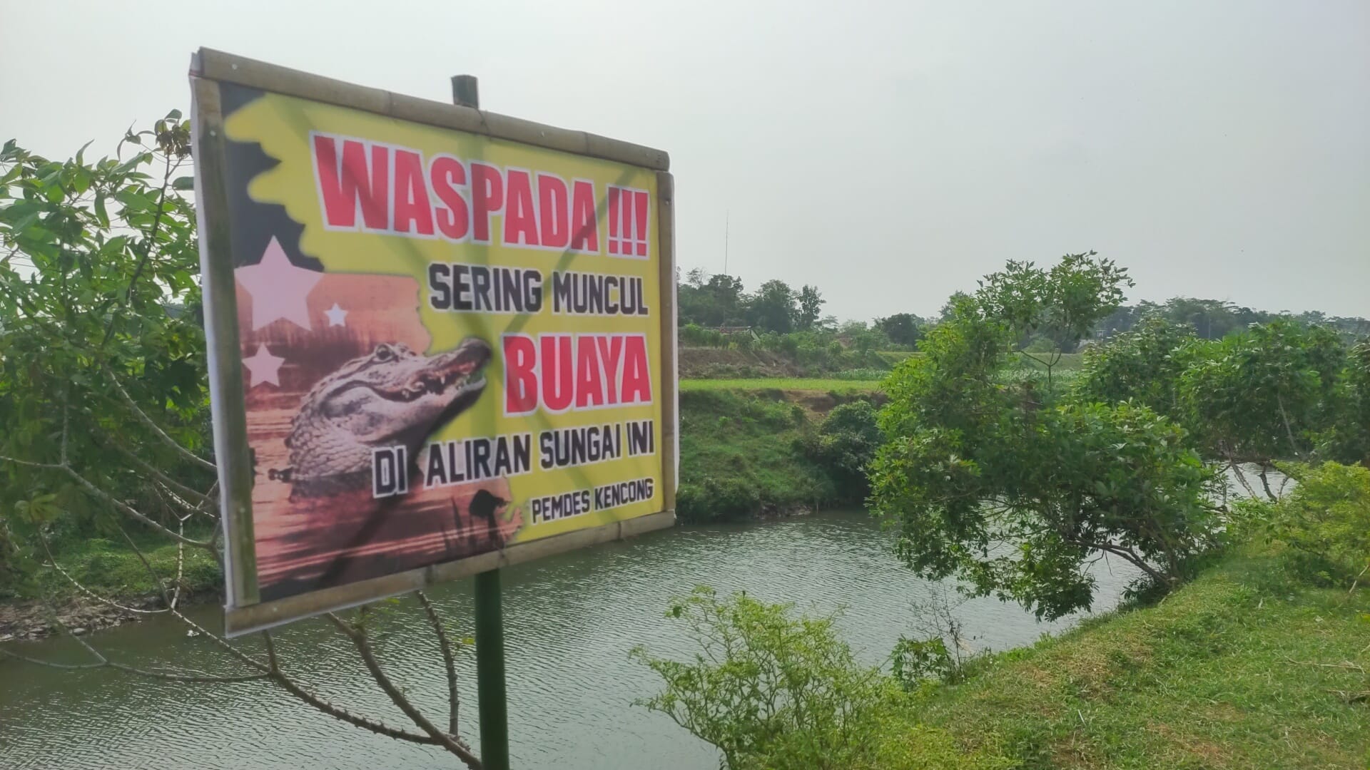 Banner imbauan larangan mendekati Sungai Santer. (Foto: Istimewa)