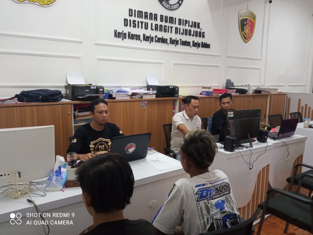 Dua pemuda dimintai keterangan di Mako Polres Jember, Minggu (16/6/2024). (Foto: Istimewa)