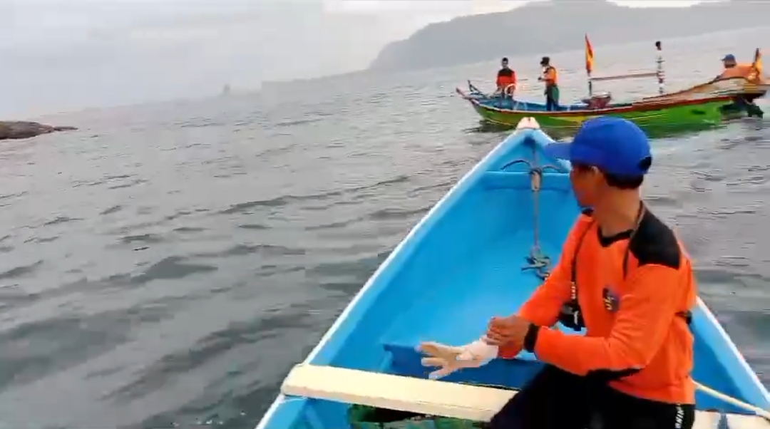 Petugas saat melakukan penyisisran di kawasan pantai selatan. (Foto: Istimewa)