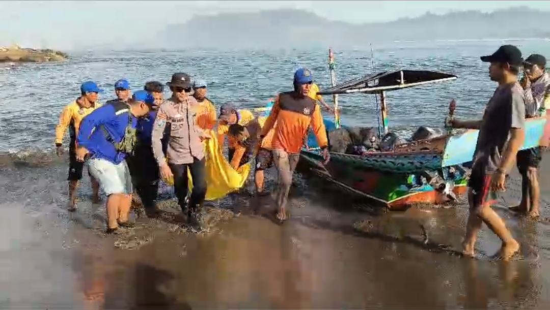 Tim gabungan membawa jasad korban setelah berhasil ditemukan. (Foto: Istimewa)