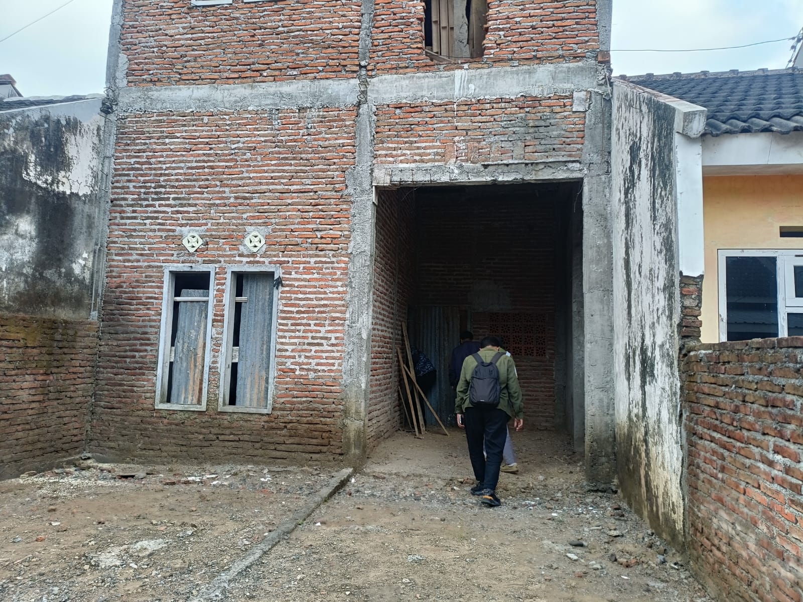 Kondisi rumah kosong yang menjadi tempat penyimpanan bahan kimia. (Foto: Abdus Syakur)