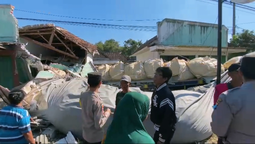 Polisi melakukan pendataan pada Truk Fuso yang kecelakaan di jalan Raya. (Foto: Teamwork)