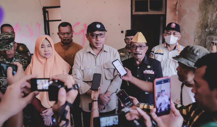 Dinsos Jember diwawancarai awak media. (Foto: Diskominfo Jember)