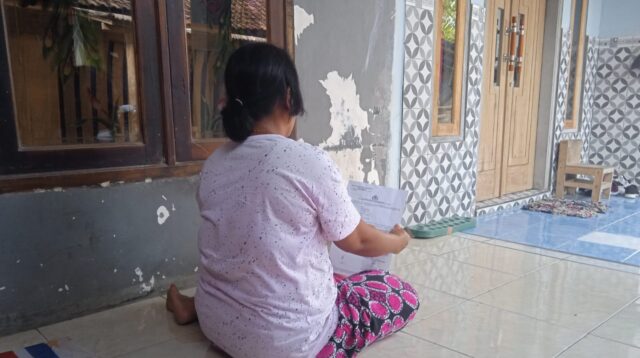 Keluarga korban membaca surat tanda penerimaan laporan Polres Jember. (Foto: Zainul Hasan)
