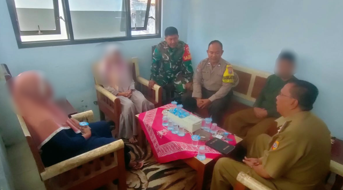 Proses mediasi tingkat Muspika di salah satu desa di Kecamatan Pakusari terkait kasus dugaan pemerkosaan terhadap Difabel, Senin (15/7/2024). (Foto: Dokumentasi perangkat desa setempat)