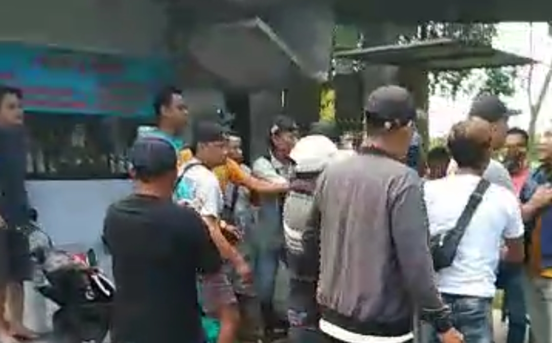 Diduga Debt collector saat dikepung warga. (Foto: Tangkapan layar video amatir)